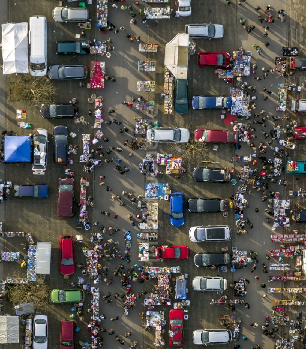 Dortmund aus der Vogelperspektive: Flohmarkt - Markttreiben auf dem Parkplatz der Universität Dortmund im Bundesland Nordrhein-Westfalen NRW