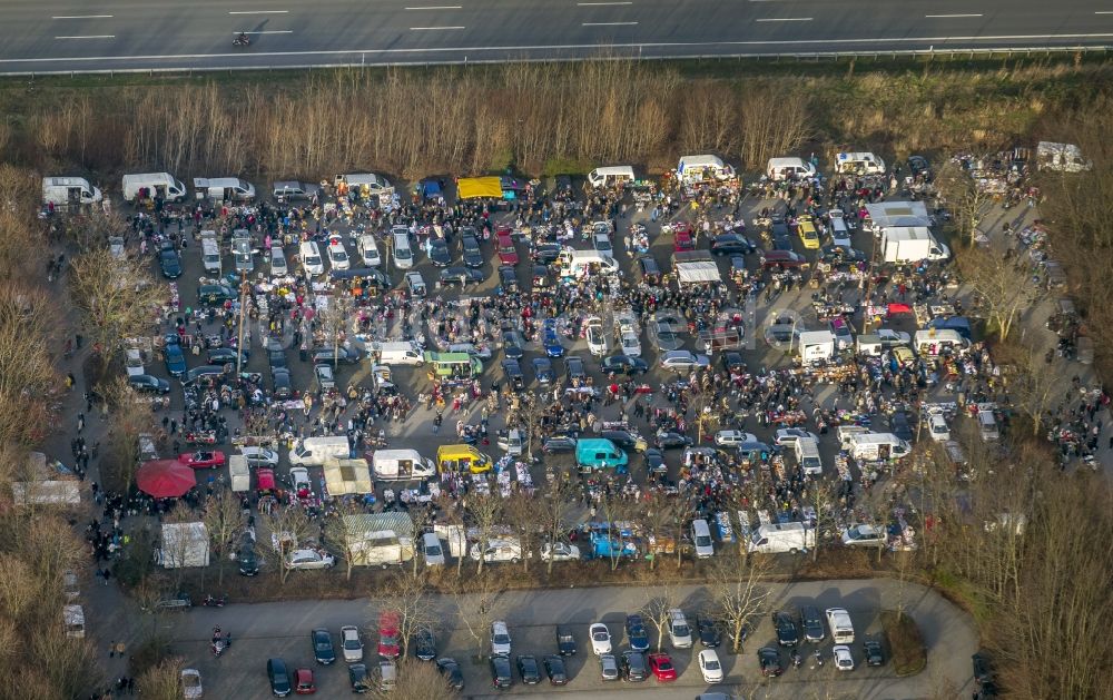 Luftbild Dortmund - Flohmarkt - Markttreiben auf dem Parkplatz der Universität Dortmund im Bundesland Nordrhein-Westfalen NRW