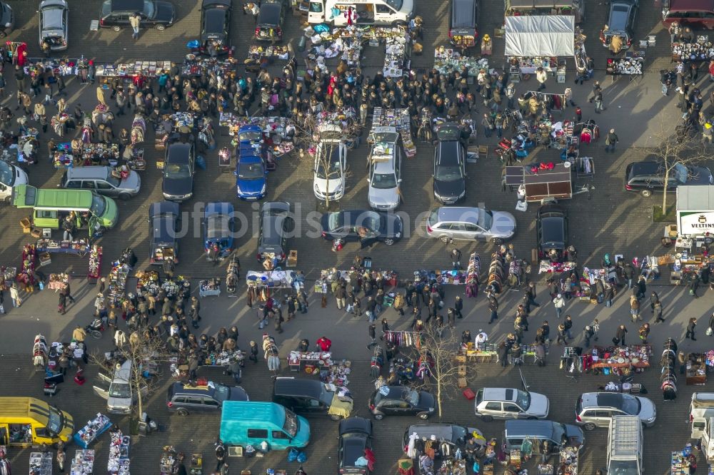 Dortmund von oben - Flohmarkt - Markttreiben auf dem Parkplatz der Universität Dortmund im Bundesland Nordrhein-Westfalen NRW