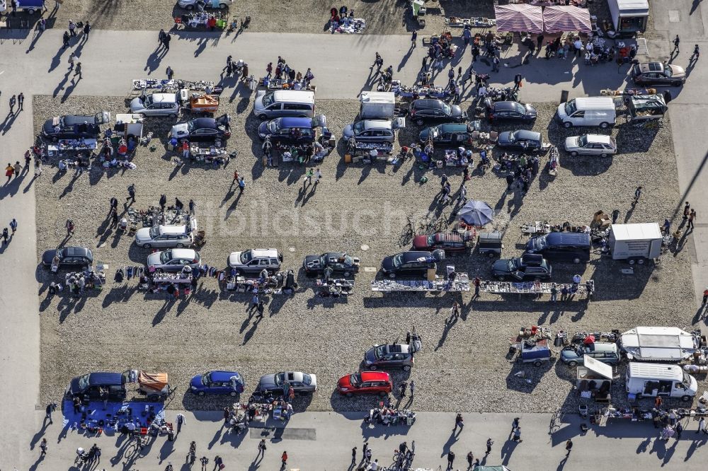 Luftbild München - Flohmarkt auf dem Messeparkplatz in München-Riem in München im Bundesland Bayern