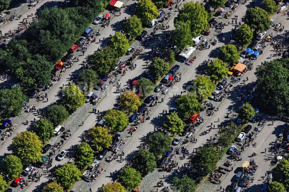 Luftaufnahme München - Flohmarkt an der Parkharfe beim Olympiapark in München im Bundesland Bayern