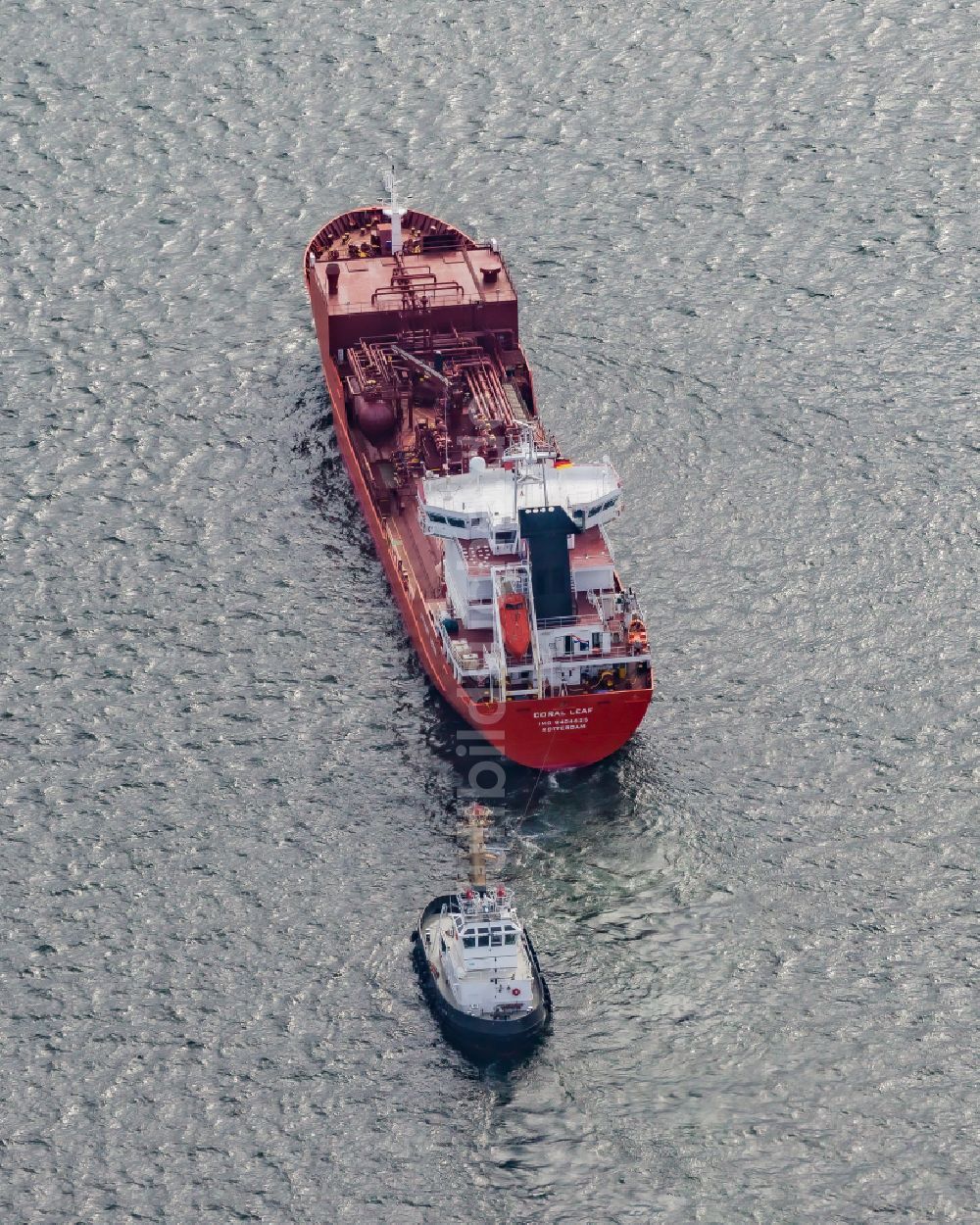 Luftbild Kiel - Flüssiggas LPG- Tankschiff und Schlepper auf der Kieler Förde in Kiel im Bundesland Schleswig-Holstein, Deutschland