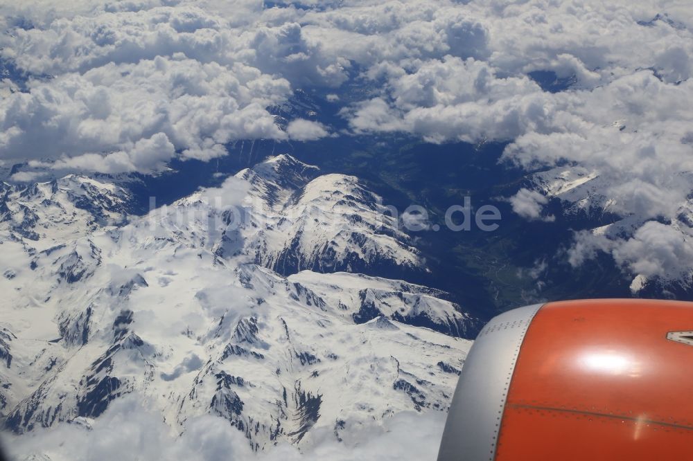 Meiringen von oben - Flug über die Alpen bei Meiringen in der Schweiz