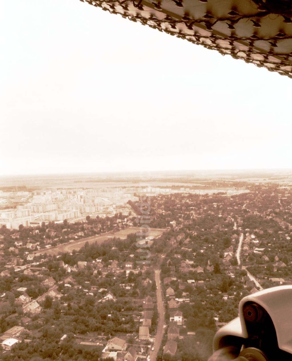 Luftaufnahme NEUENHAGEN / BRANDENBURG - Flug über Neuenhagen mit Blick auf Hellersdorf. 09.10.90