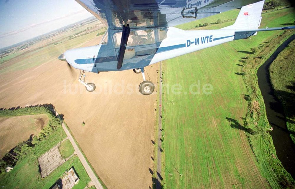 Luftaufnahme Neuhardenberg / Brandenburg (ehem. Marxwalde) - Flug mit einem Ultraleichtflugzeug WT-02 in der Platzrunde des Flugplatzes Neuhardenberg (ehem