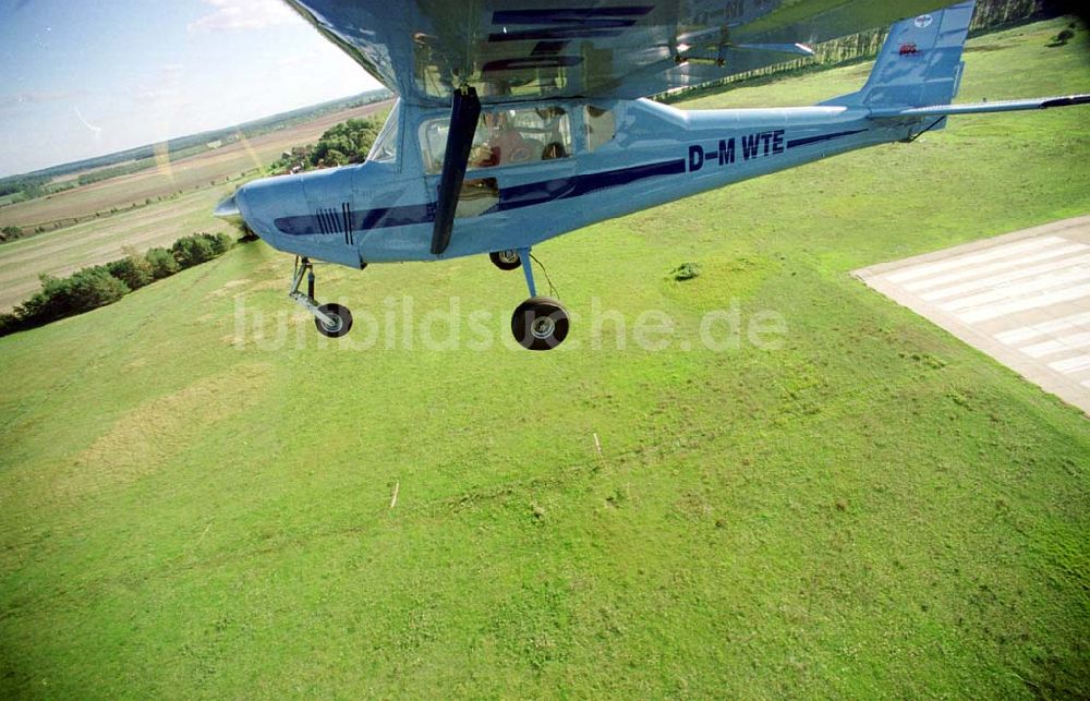 Neuhardenberg / Brandenburg (ehem. Marxwalde) von oben - Flug mit einem Ultraleichtflugzeug WT-02 in der Platzrunde des Flugplatzes Neuhardenberg (ehem