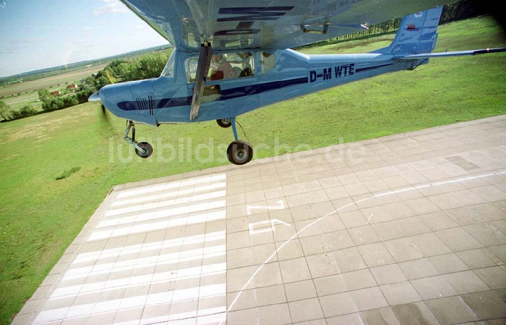 Neuhardenberg / Brandenburg (ehem. Marxwalde) aus der Vogelperspektive: Flug mit einem Ultraleichtflugzeug WT-02 in der Platzrunde des Flugplatzes Neuhardenberg (ehem