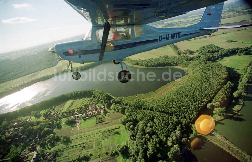 Luftbild Neuhardenberg / Brandenburg (ehem. Marxwalde) - Flug mit einem Ultraleichtflugzeug WT-02 in der Platzrunde des Flugplatzes Neuhardenberg (ehem