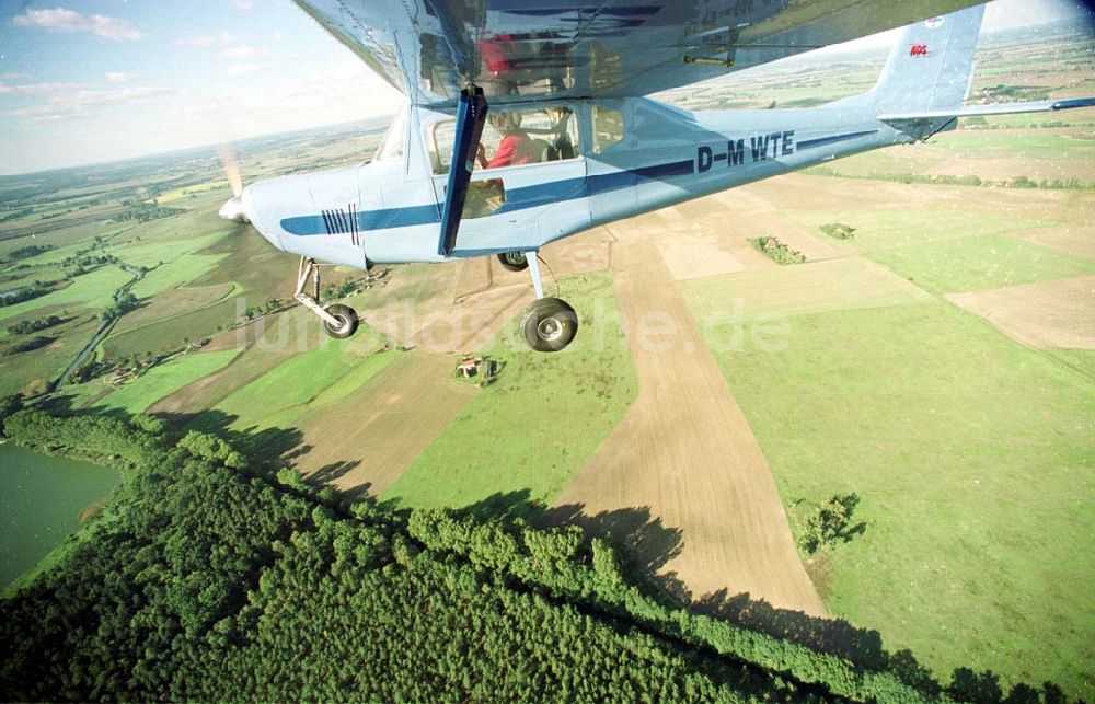 Luftaufnahme Neuhardenberg / Brandenburg (ehem. Marxwalde) - Flug mit einem Ultraleichtflugzeug WT-02 in der Platzrunde des Flugplatzes Neuhardenberg (ehem