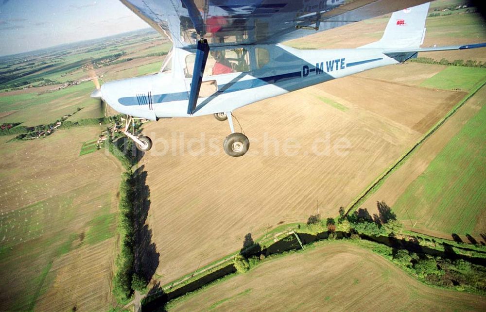 Neuhardenberg / Brandenburg (ehem. Marxwalde) aus der Vogelperspektive: Flug mit einem Ultraleichtflugzeug WT-02 in der Platzrunde des Flugplatzes Neuhardenberg (ehem