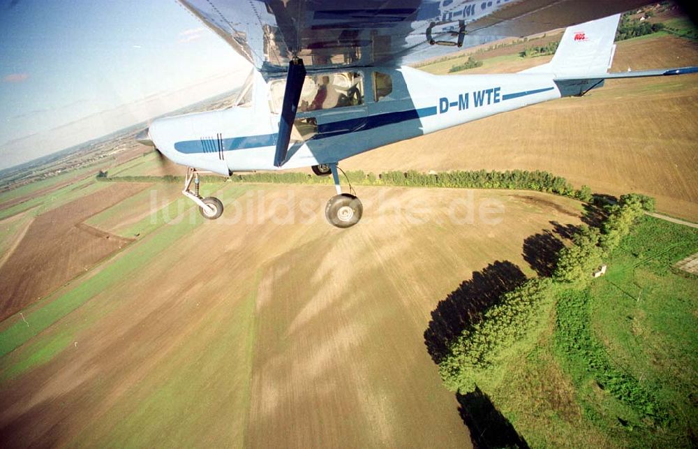 Luftaufnahme Neuhardenberg / Brandenburg (ehem. Marxwalde) - Flug mit einem Ultraleichtflugzeug WT-02 in der Platzrunde des Flugplatzes Neuhardenberg (ehem