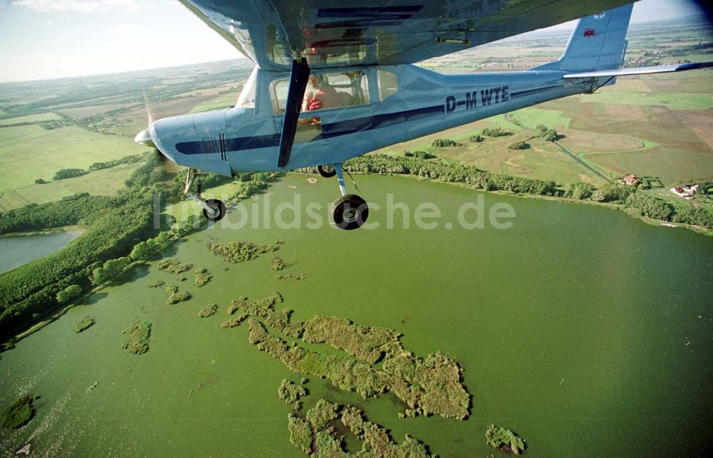 Neuhardenberg / Brandenburg (ehem. Marxwalde) aus der Vogelperspektive: Flug mit einem Ultraleichtflugzeug WT-02 in der Platzrunde des Flugplatzes Neuhardenberg (ehem