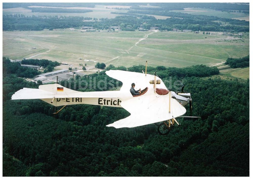 Luftaufnahme Fürstenwalde / Brandenburg - Flug des Oldtimernachbau einer Etrich-Taube im Platzrundenbereich des Flugplatzes Fürstenwalde.