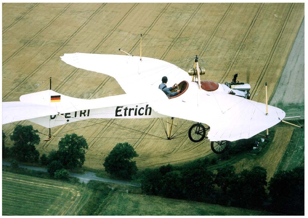 Fürstenwalde / Brandenburg aus der Vogelperspektive: Flug des Oldtimernachbau einer Etrich-Taube im Platzrundenbereich des Flugplatzes Fürstenwalde.