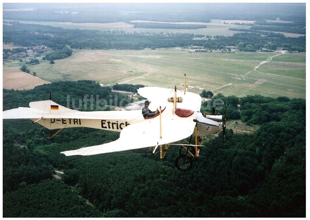 Luftbild Fürstenwalde / Brandenburg - Flug des Oldtimernachbau einer Etrich-Taube im Platzrundenbereich des Flugplatzes Fürstenwalde.