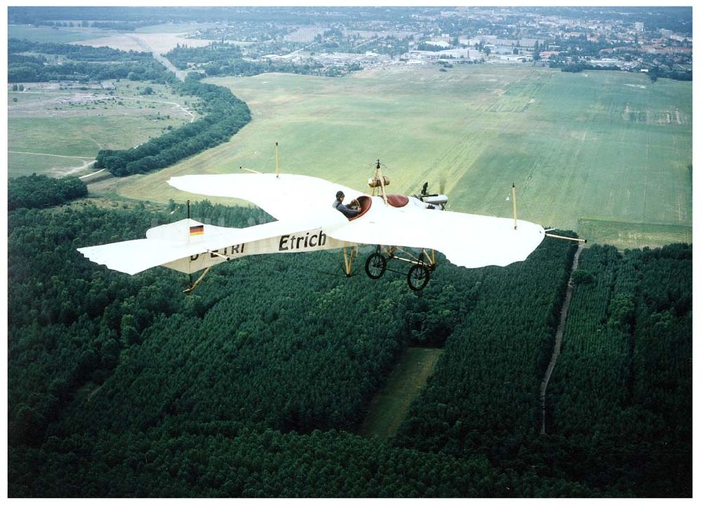 Luftaufnahme Fürstenwalde / Brandenburg - Flug des Oldtimernachbau einer Etrich-Taube im Platzrundenbereich des Flugplatzes Fürstenwalde.