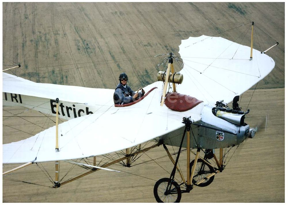 Fürstenwalde / Brandenburg von oben - Flug des Oldtimernachbau einer Etrich-Taube im Platzrundenbereich des Flugplatzes Fürstenwalde.