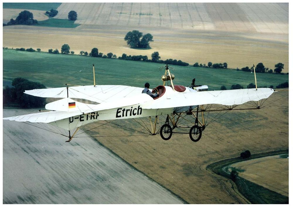 Fürstenwalde / Brandenburg aus der Vogelperspektive: Flug des Oldtimernachbau einer Etrich-Taube im Platzrundenbereich des Flugplatzes Fürstenwalde.