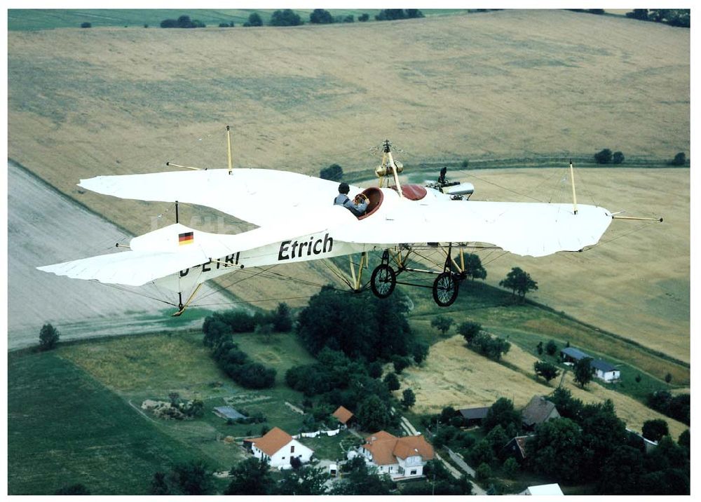 Luftbild Fürstenwalde / Brandenburg - Flug des Oldtimernachbau einer Etrich-Taube im Platzrundenbereich des Flugplatzes Fürstenwalde.