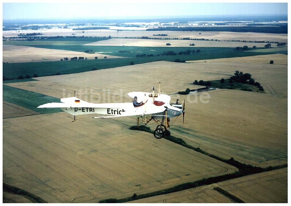 Luftaufnahme Fürstenwalde / Brandenburg - Flug des Oldtimernachbau einer Etrich-Taube im Platzrundenbereich des Flugplatzes Fürstenwalde.