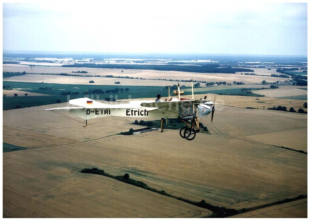 Fürstenwalde / Brandenburg von oben - Flug des Oldtimernachbau einer Etrich-Taube im Platzrundenbereich des Flugplatzes Fürstenwalde.