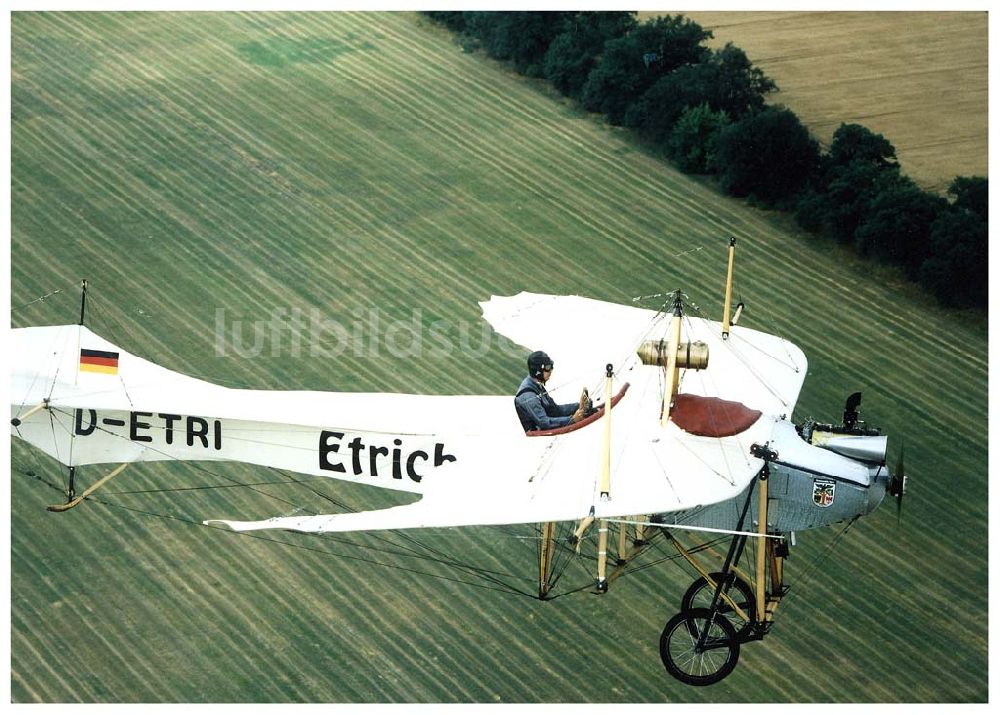 Fürstenwalde / Brandenburg aus der Vogelperspektive: Flug des Oldtimernachbau einer Etrich-Taube im Platzrundenbereich des Flugplatzes Fürstenwalde.