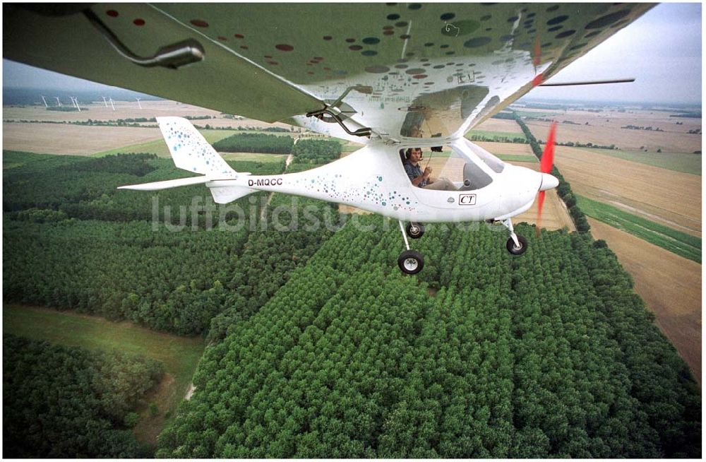 Luftaufnahme Fürstenwalde / Brandenburg - Flug eines Ultraleichtflugzeuges CT der Ultraleichtflugschule Märkische Schweiz Eggersdorf in der Platzrunde des Flugplatzes Fürstenwalde / Brandenburg