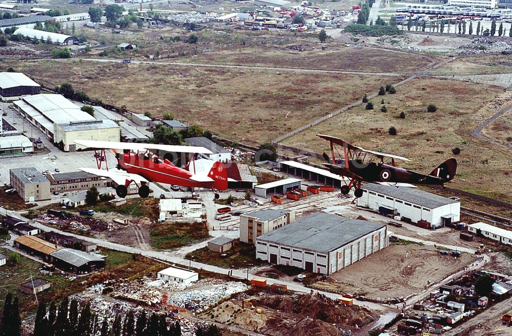 Luftaufnahme Berlin - Flugbetrieb anläßlich des historischen Flugtages im Ortsteil Johannisthal in Berlin, Deutschland