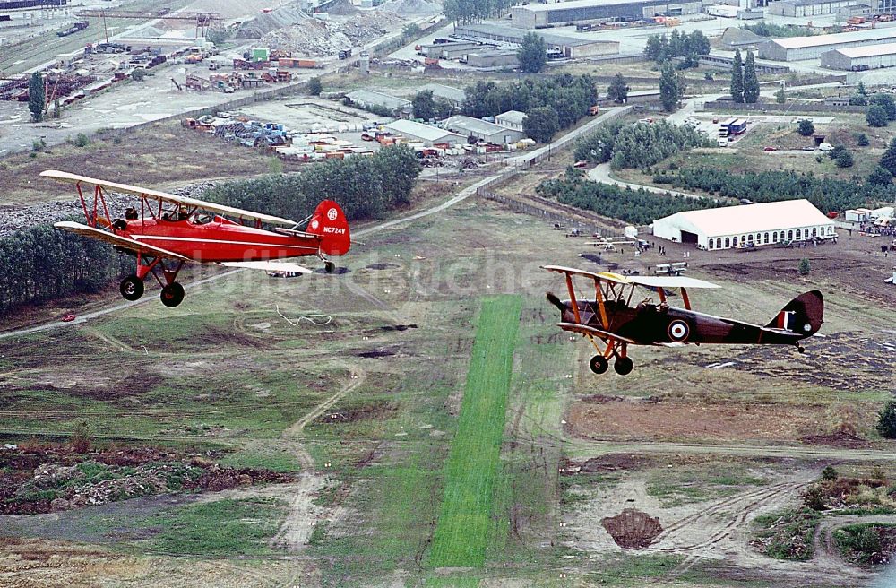 Berlin von oben - Flugbetrieb anläßlich des historischen Flugtages im Ortsteil Johannisthal in Berlin, Deutschland