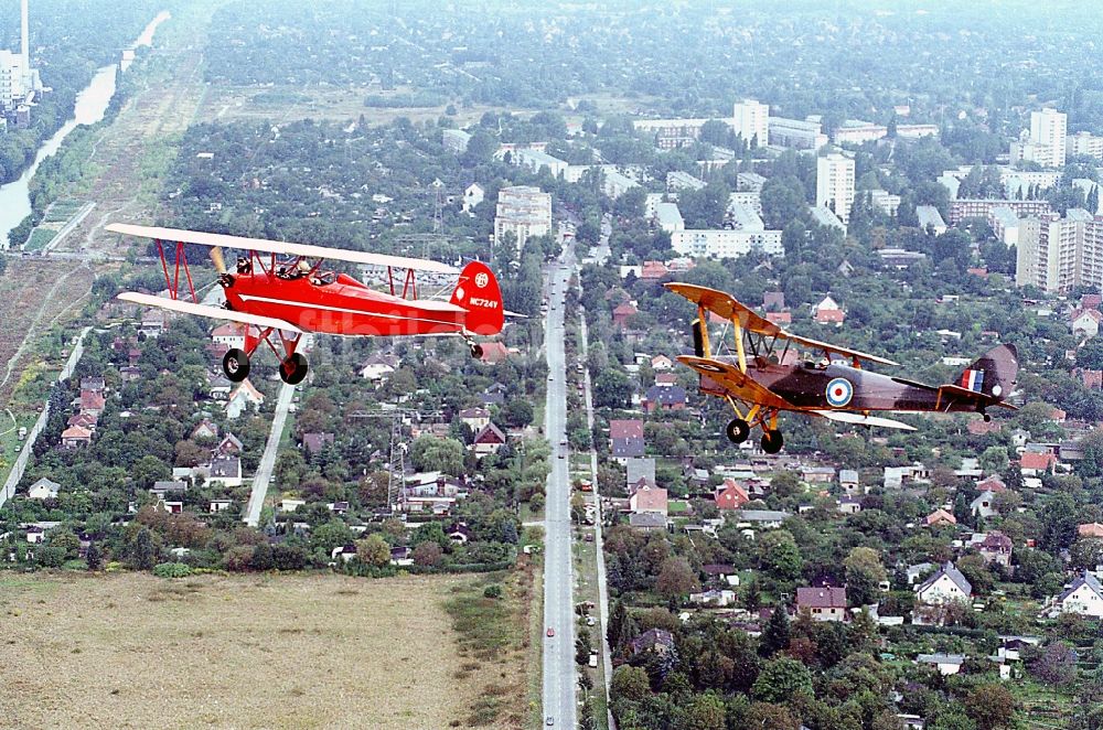 Luftaufnahme Berlin - Flugbetrieb anläßlich des historischen Flugtages im Ortsteil Johannisthal in Berlin, Deutschland