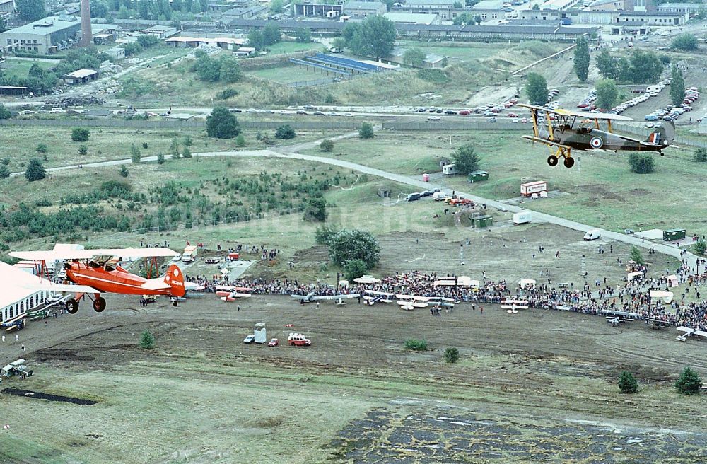 Berlin von oben - Flugbetrieb anläßlich des historischen Flugtages im Ortsteil Johannisthal in Berlin, Deutschland