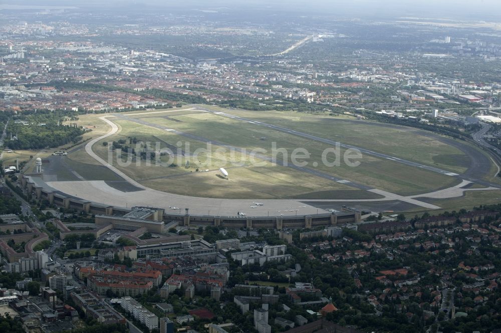 Berlin von oben - Flugbetrieb auf dem Flughafen Tempelhof in Berlin