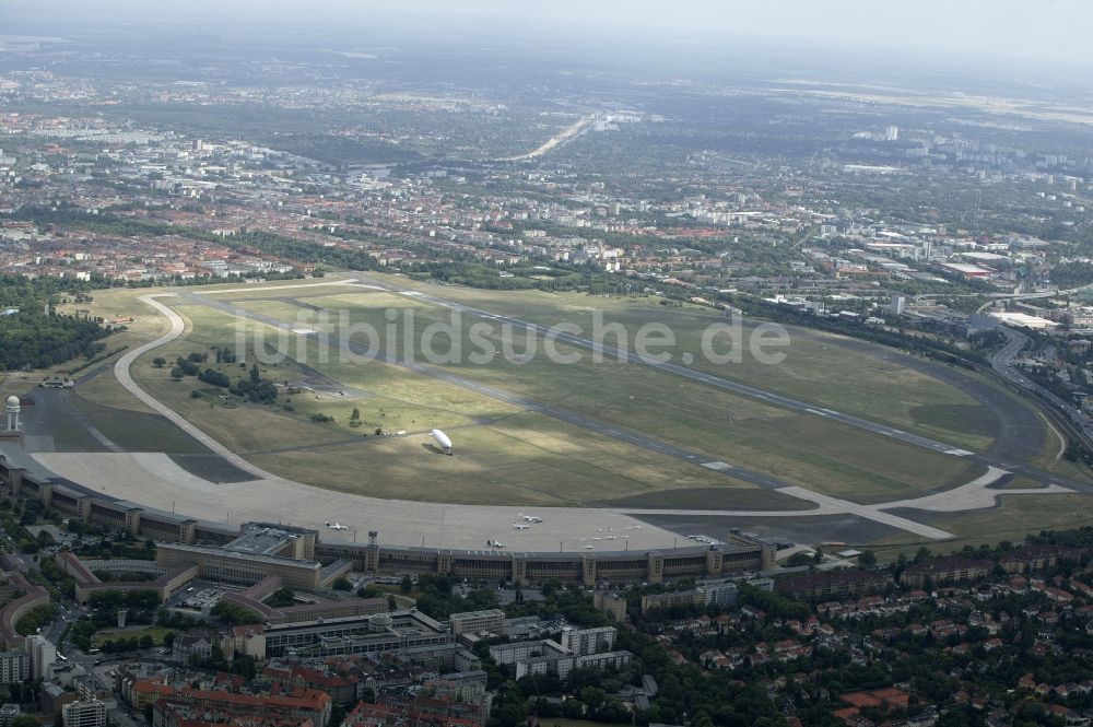 Berlin aus der Vogelperspektive: Flugbetrieb auf dem Flughafen Tempelhof in Berlin