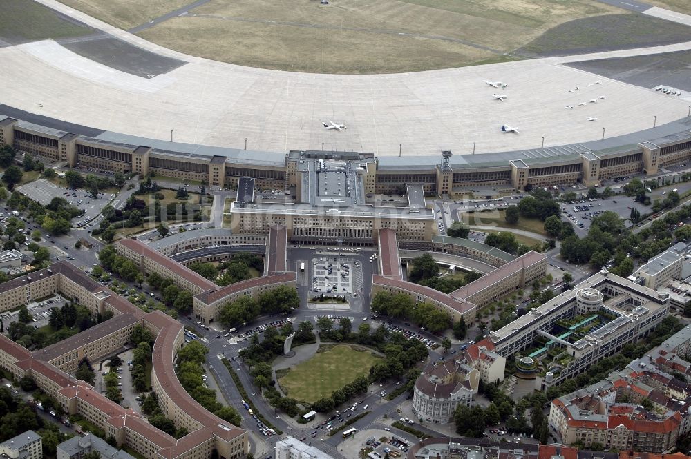 Luftbild Berlin - Flugbetrieb auf dem Flughafen Tempelhof in Berlin