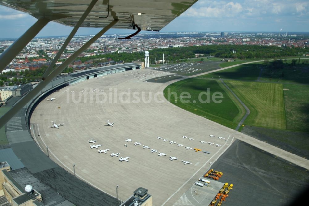 Luftaufnahme Berlin - Flugbetrieb auf dem Flughafen Tempelhof in Berlin