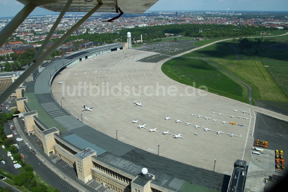 Berlin von oben - Flugbetrieb auf dem Flughafen Tempelhof in Berlin