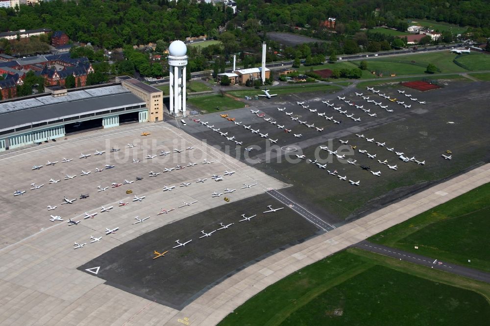 Berlin aus der Vogelperspektive: Flugbetrieb auf dem Flughafen Tempelhof in Berlin