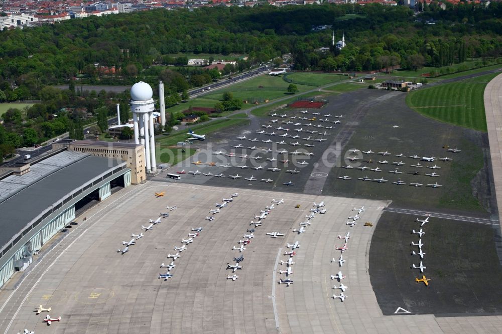 Luftbild Berlin - Flugbetrieb auf dem Flughafen Tempelhof in Berlin