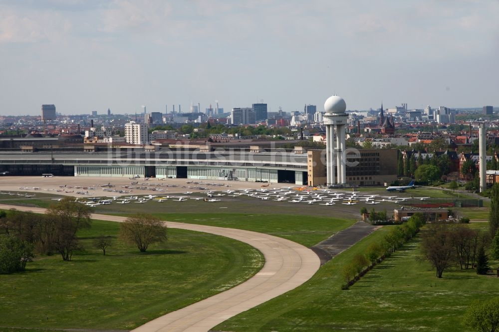 Luftaufnahme Berlin - Flugbetrieb auf dem Flughafen Tempelhof in Berlin