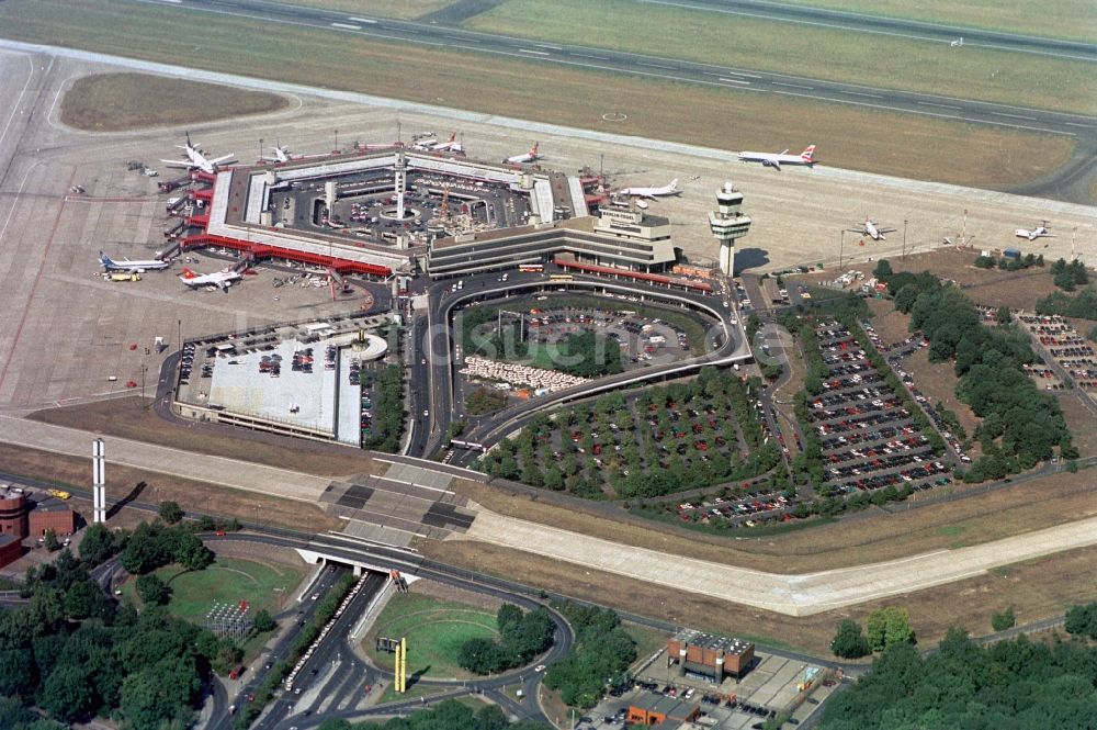 Berlin von oben - Flugbetrieb am Terminal des Flughafens Berlin - Tegel