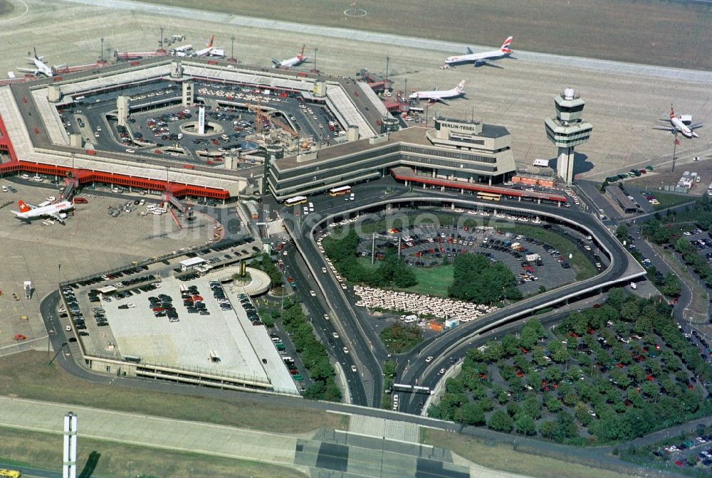 Berlin aus der Vogelperspektive: Flugbetrieb am Terminal des Flughafens Berlin - Tegel