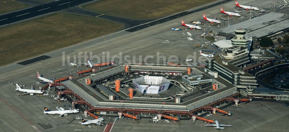 Luftbild Berlin - Flugbetrieb am Terminal des Flughafens Berlin - Tegel