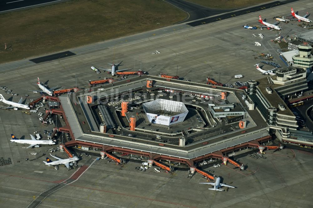 Luftaufnahme Berlin - Flugbetrieb am Terminal des Flughafens Berlin - Tegel