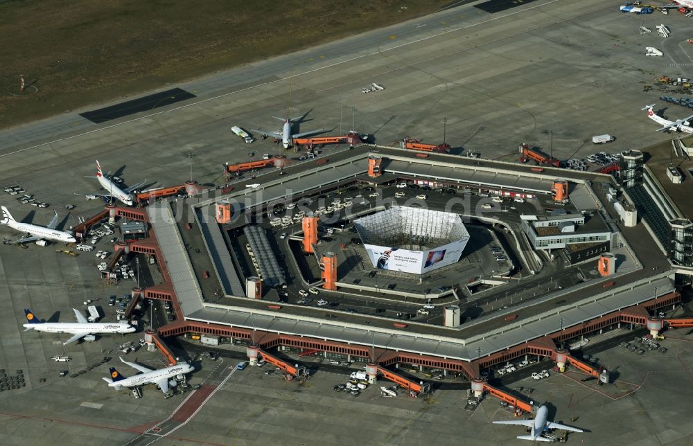 Berlin von oben - Flugbetrieb am Terminal des Flughafens Berlin - Tegel