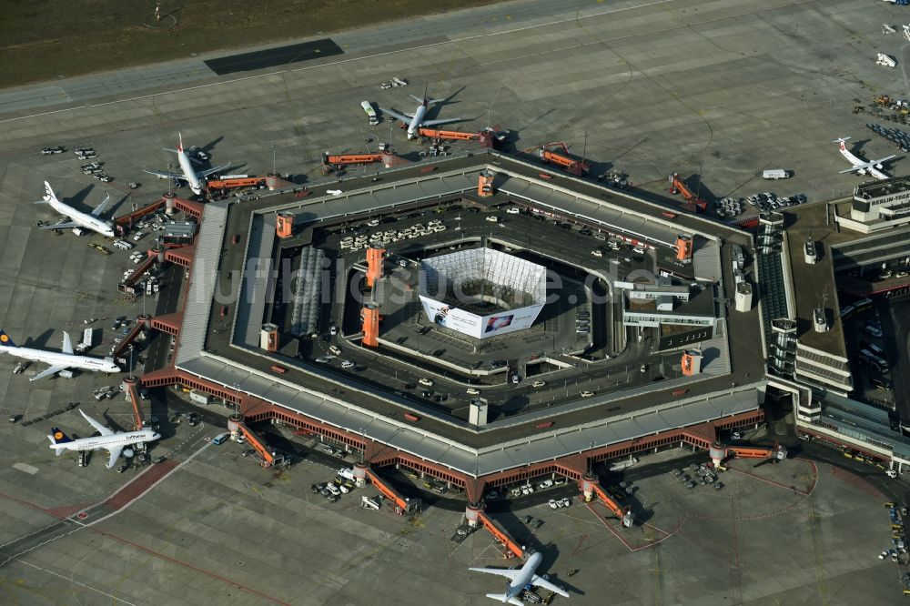 Berlin aus der Vogelperspektive: Flugbetrieb am Terminal des Flughafens Berlin - Tegel