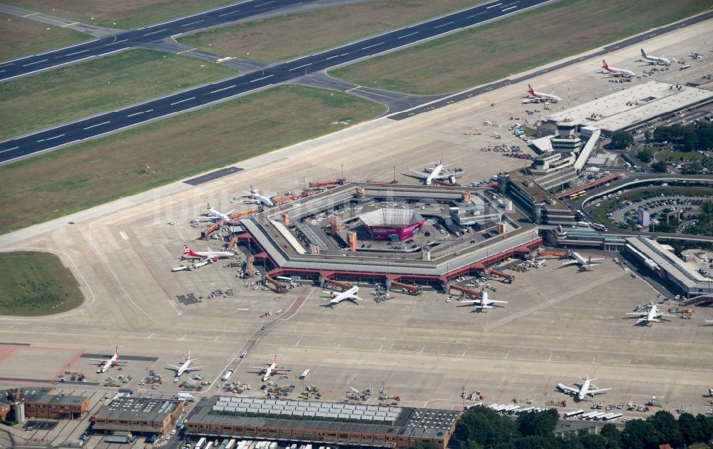 Berlin aus der Vogelperspektive: Flugbetrieb am Terminal des Flughafens Berlin - Tegel