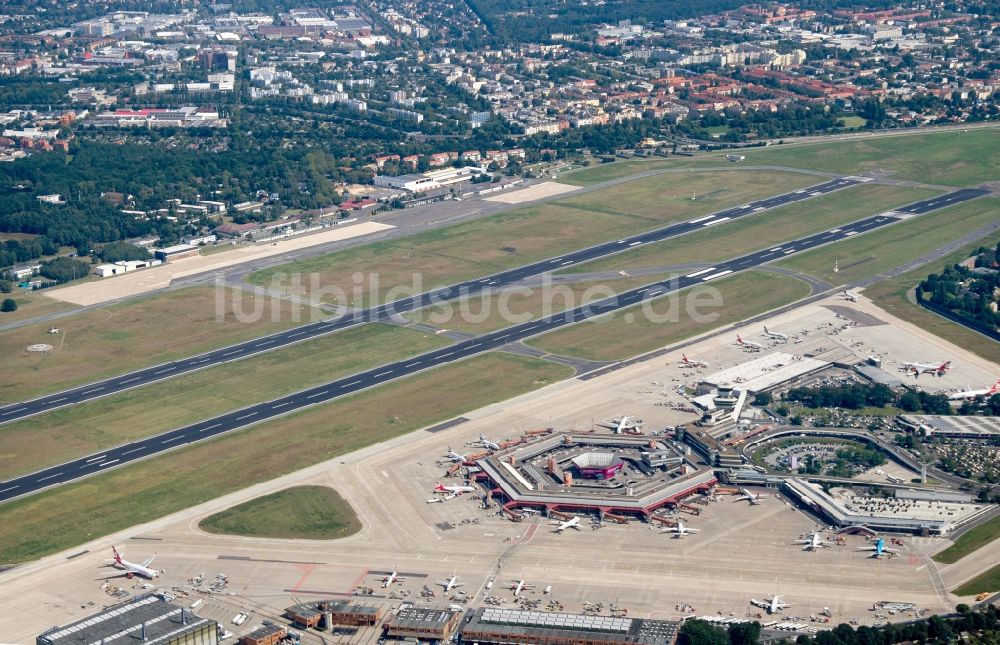 Luftbild Berlin - Flugbetrieb am Terminal des Flughafens Berlin - Tegel