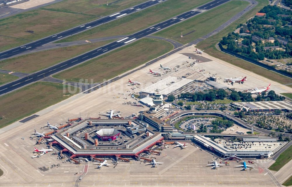 Luftaufnahme Berlin - Flugbetrieb am Terminal des Flughafens Berlin - Tegel