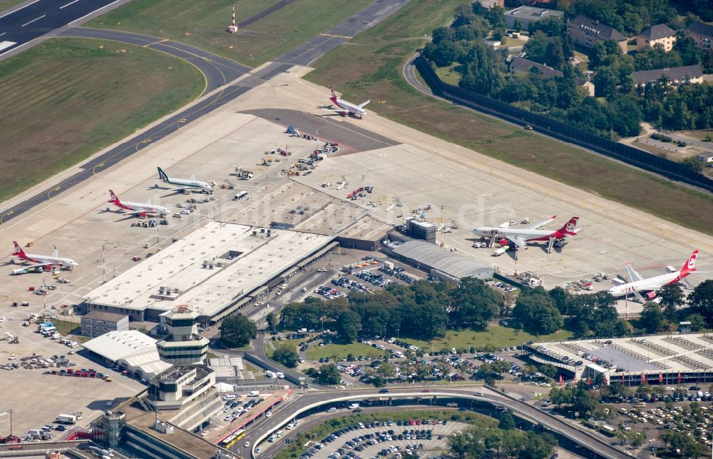 Berlin von oben - Flugbetrieb am Terminal des Flughafens Berlin - Tegel