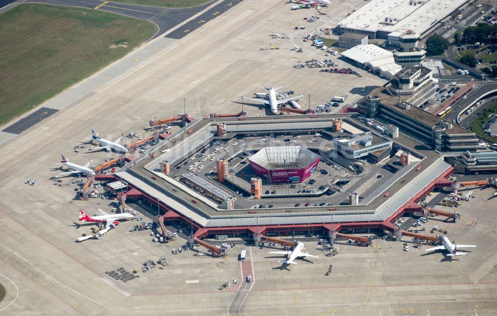 Berlin aus der Vogelperspektive: Flugbetrieb am Terminal des Flughafens Berlin - Tegel